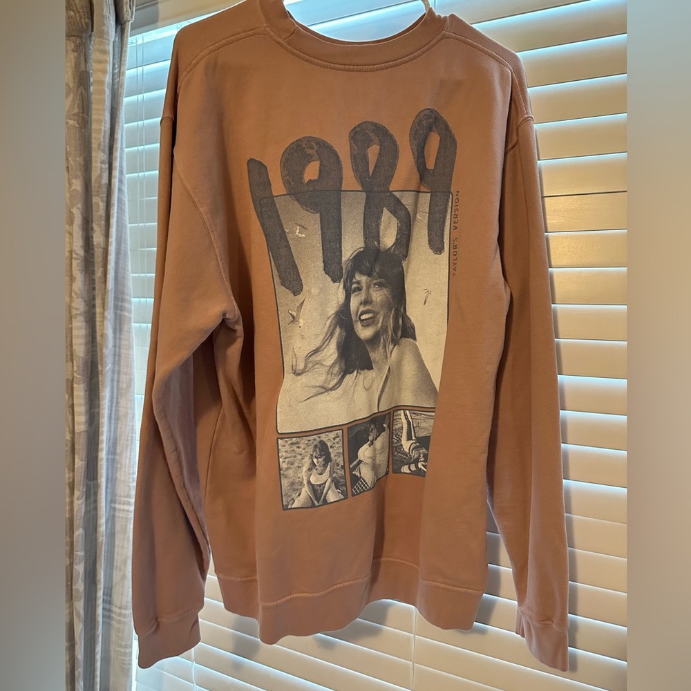 TAYLOR SWIFT TV 1989 Sweatshirt!